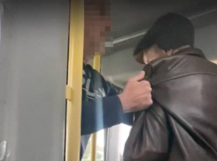 «Сюда деньги давай»: водитель маршрутки обматерил и швырнул мелочь в пенсионера в Ставрополе