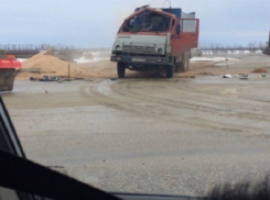 Водитель пострадал в перевернувшемся на ставропольской трассе КамАЗе