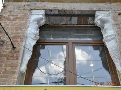 Скульптуры русалок вернулись на фасад дома в Пятигорске после внимания прокуратуры