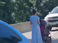 Милостыню посреди трассы с ребенком просила в Сочи жительница Пятигорска