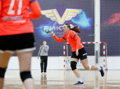 «В защите было дружно»: гандболистки «Ставрополья» отпраздновали чудо-победу в Волгограде 