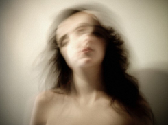 Вооруженный наряд полиции скрутил женщину-шизофреника