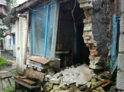 Жить в полуразрушенном доме вынуждены жители в центре Ставрополя