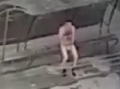 Абсолютно голый мужчина на автобусной остановке всполошил жителей Ессентуков и попал на видео