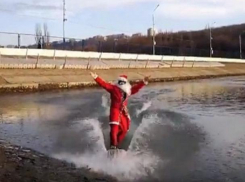 Веселый Дед мороз-сёрфингист прокатился по волнам Комсомольского пруда в Ставрополе