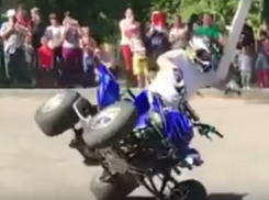 Эффектные трюки водителя квадроцикла сорвали овации жителей Михайловска и попали на видео