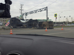 «Нива» и «Форд» снесли забор и дорожные знаки при столкновении на улице Октябрьской Ставрополя