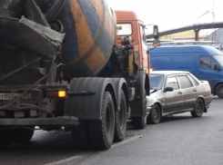 Водитель ВАЗа разбился насмерть в столкновении с КамАЗом на трассе Ростов - Ставрополь