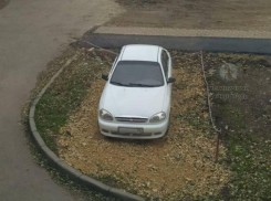 В Михайловске автохам сделал для себя парковку на газоне под окнами дома