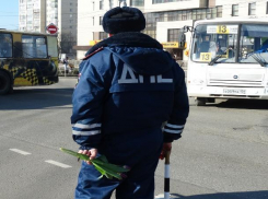 Прекрасных женщин поздравили в транспорте и на дорогах «Цветочные патрули» на Ставрополье