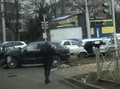 Последствия жесткого ДТП «Порше» и «семерки» попали на видео в Ставрополе
