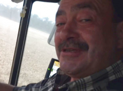 «Всякие «универы» и прочие недоумки популярны, а люди, которые поля пашут, - нет», - популярный ведущий Михаил Кожухов о ставропольских комбайнерах