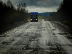 Сильный ветер сдул 14 грузовиков в кюветы на трассе Ставрополья