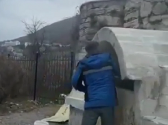 В Пятигорске неизвестный «улучшал» минеральный источник непонятным белым порошком