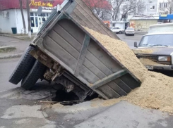 ЗИЛ с полным кузовом песка внезапно провалился под асфальт на дороге в Пятигорске