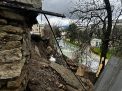 Часть подпорной стены и тротуар обрушились в Пятигорске из-за осадков