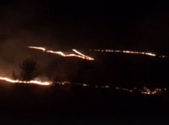 Пугающий многокилометровый пожар сняли на видео очевидцы под Ставрополем