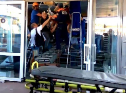 Появилось шокирующее видео спасения выпавшего молодого мужчины из пробитого козырька в «Европарке»