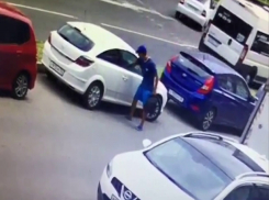 Мужчина средь бела дня разбил стекло авто и украл сумку на людной улице в Ставрополе