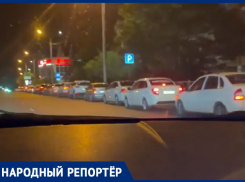 В Ставрополе автомобилистам дают лишь 30 минут на заправку, а очереди растягиваются на километр