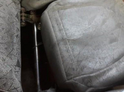 Исписанные матерными словами кресла-развалюхи маршрутки попали в объектив фотокамеры в Пятигорске