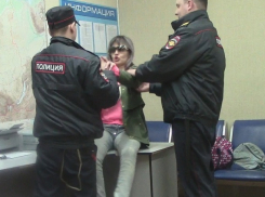 Агрессивная женщина избила полицейского в дежурной части на Ставрополье 