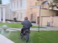 Хасанящий по газону в Центральном парке Ставрополя питбайкер попал на видео 