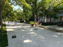 На скандально известном проспекте Октябрьской Революции в Ставрополе начали менять кривую плитку