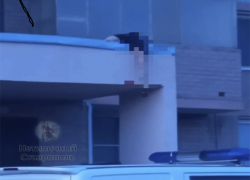 Мужчина выпал из окна на юге Ставрополя и погиб 