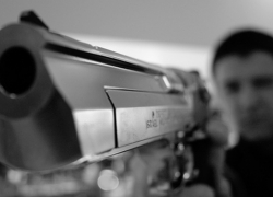 На Ставрополье злоумышленник с помощью пистолета угнал авто