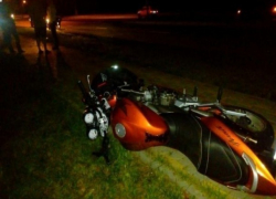 Превысивший скорость молодой мужчина с девушкой на мотоцикле врезался в бордюр в Ставрополе 