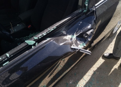 Сброшенный кирпич помял дверь и разбил стекло стоящей на платной парковке иномарки в Ставрополе