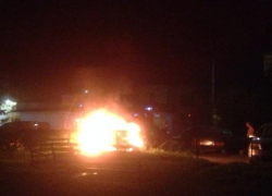 Автомобиль горел ночью во дворе многоэтажки в Кисловодске