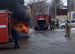 На Ставрополье в центре Михайловска полностью сгорел автомобиль