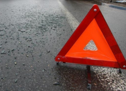 На Ставрополье женщина шла по проезжей части и попала под колеса автомобиля