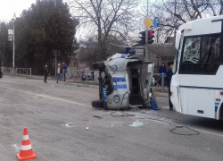 В Кисловодске полицейский УАЗ врезался в экскурсионный автобус