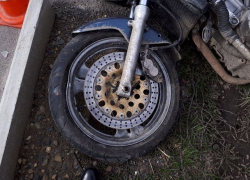 Мотоциклист без прав сильно разогнался и перевернулся на Ставрополье