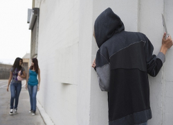 Агрессивный женоненавистник нападет с булыжниками на девушек в Пятигорске, - очевидцы