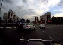 Авария с участием минивена и иномарки в юго-западном районе попала на видео в Ставрополе