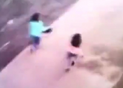 Две девушки избили и ограбили почтальона с пенсией для стариков в Буденновске