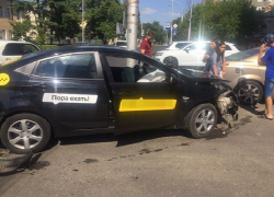 "Ауди" нагло подрезало такси и спровоцировало ДТП с пострадавшим возле "Европарка" в Ставрополе