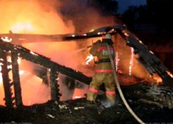 Крыша дома и гараж едва не сгорели на Ставрополье