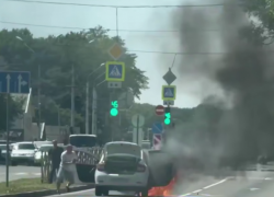 Полыхающее авто потушили в центре Ставрополя 