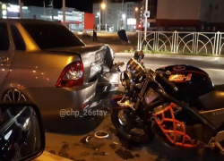 Мотоциклист "догнал" "Приору" на ночном перекрестке в Ставрополе