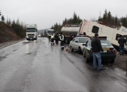 На Ставрополье ветром перевернуло грузовик