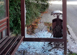 Несколько остановок разбили вандалы за выходные в Ставрополе