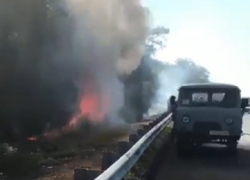 Машина загорелась на трассе под Ставрополем — в салоне находились 5 человек 