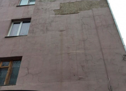 Упавший кусок облицовки многоэтажки повредил припаркованные автомобили в Ставрополе