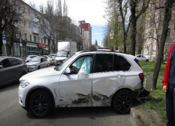 Два дорогостоящих "БМВ" столкнулись на дороге в центре Ставрополя