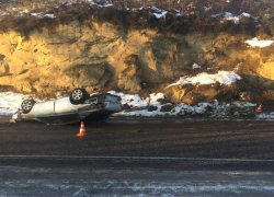 Под Кисловодском машина перевернулась на заледенелой дороге